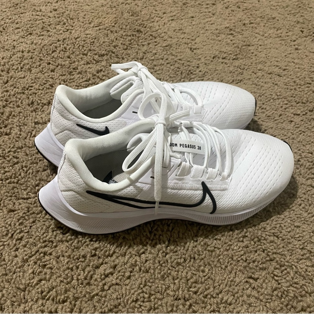 Women’s Nike Air Zoom Pegasus 38 tennis shoes in white